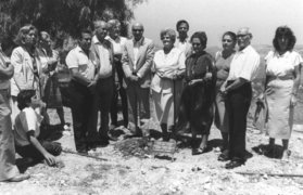 Jozef Kabiljo, Tova Greenberg, née Kabiljo (2nd and 3rd from right), Benjamin Kabiljo (5th from left), and their helper Zejneba Hardaga, later Sušić (4th from right) at the ceremony honoring the Hardaga family in the Yad Vashem Holocaust memorial, Jerusalem, June 1985.