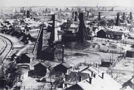 Wooden oil drilling rigs in Borysław, 1941.