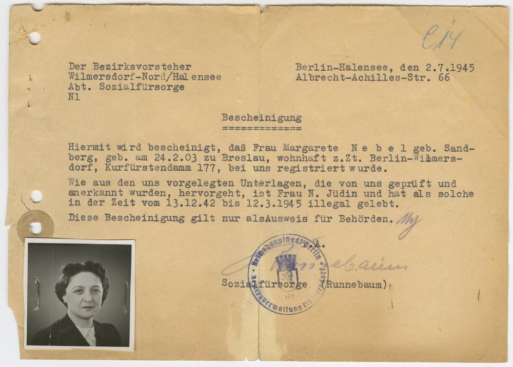 Fotografie: Bescheinigung über Margarete Nebels Leben in der „Illegalität“, Berlin, 2. Juli 1945