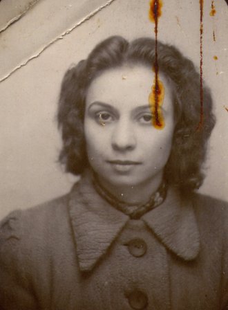 Fotografie: Foto von Elfriede Guttmann auf dem Antrag auf Anerkennung als „Opfer des Faschismus“, um 1946