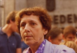 Rosa Bibo in der Gedenkstätte Plötzensee, 1981