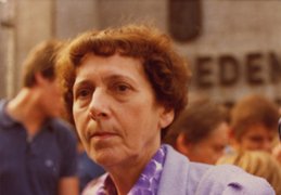 Fotografie: Rosa Bibo in der Gedenkstätte Plötzensee, 1981