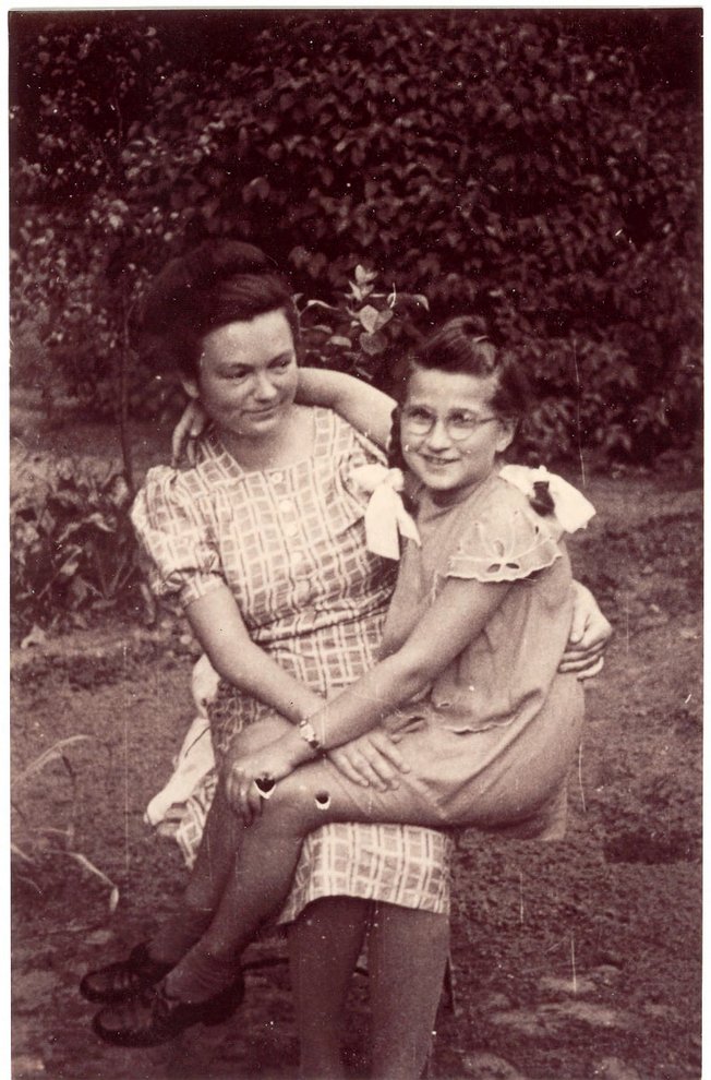 Fotografie: Hildegard Knies mit Evelyn Goldstein, Berlin 1949