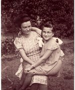 Fotografie: Hildegard Knies mit Evelyn Goldstein, Berlin 1949