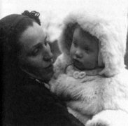 Fotografie: Katia Bayerwaltes mit ihrem Sohn Ralph, 1945