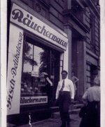Fotografie: Der Räucherwarenladen von Christine Engler in Berlin-Schöneberg, Flottwellstraße 5, mit unbekannten Passant*innen, Berlin 1944