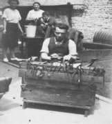 Der Schuhmacher Sigmund Aufrychter bei der Arbeit, Charleroi, vor 1940