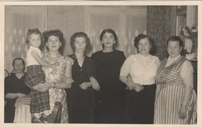 Franziska Bereit (sitzend), Ursula Ziemann mit Tochter Renate, Grete Baaske geb. Bereit, Adelheid Silbermann, Karoline Bereit, Gertrud Ziemann geb. Bereit (von links nach rechts), Berlin 1957
