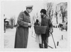 Fotografie: Wilm Hosenfeld in Węgrów bei Warschau mit einem jüdischen Zwangsarbeiter, Winter 1939/1940