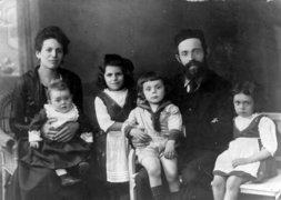 Fotografie: Familie Berger, um 1919 in Berlin, von links: Mutter Sara mit Rose, Regina, Vater Nathan mit Sohn Hans, Hilde