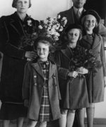 Fotografie: Zofia und Tadeusz Romer mit ihren Töchtern Gabriela, Elżbieta und Teresa (von links) bei der Ankunft in Tokio, 1937