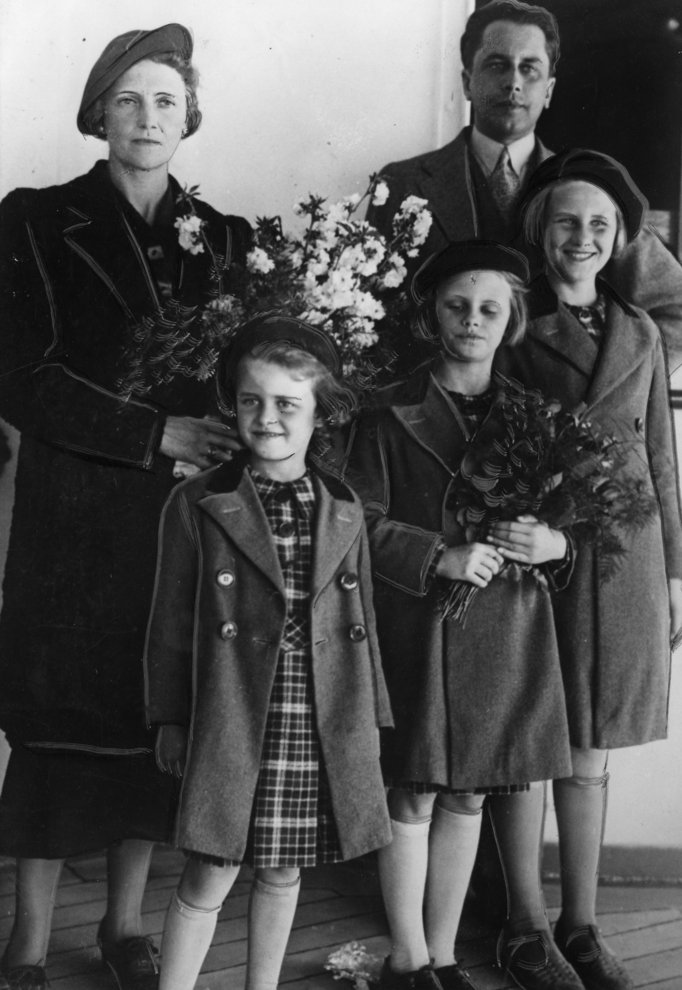 Fotografie: Zofia und Tadeusz Romer mit ihren Töchtern Gabriela, Elżbieta und Teresa (von links) bei der Ankunft in Tokio, 1937