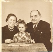 Tove Warschaffsky Mortensen with her foster parents Ketty and Svend Andreasen, around 1944.