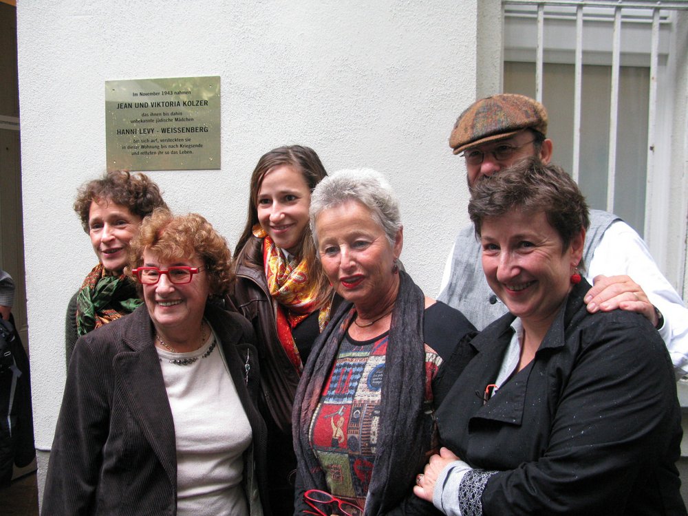 Fotografie: Hanni Lévy mit Tochter (links), Sohn, Schwiegertochter, Enkelin und Renate Schrader, der Enkelin ihrer Retterin (Mitte), September 2010