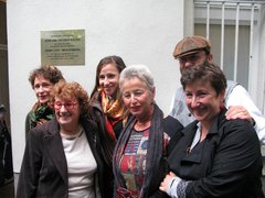 Fotografie: Hanni Lévy mit Tochter (links), Sohn, Schwiegertochter, Enkelin und Renate Schrader, der Enkelin ihrer Retterin (Mitte), September 2010