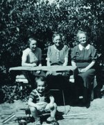 Von links: Alice Nickel, ihre Schwiegermutter Luise Nickel und Martha Viere, vorne: Alice und Willy Nickels Tochter Eva Nickel, 1951