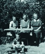 Fotografie: Von links: Alice Nickel, ihre Schwiegermutter Luise Nickel und Martha Viere, vorne: Alice und Willy Nickels Tochter Eva Nickel, 1951
