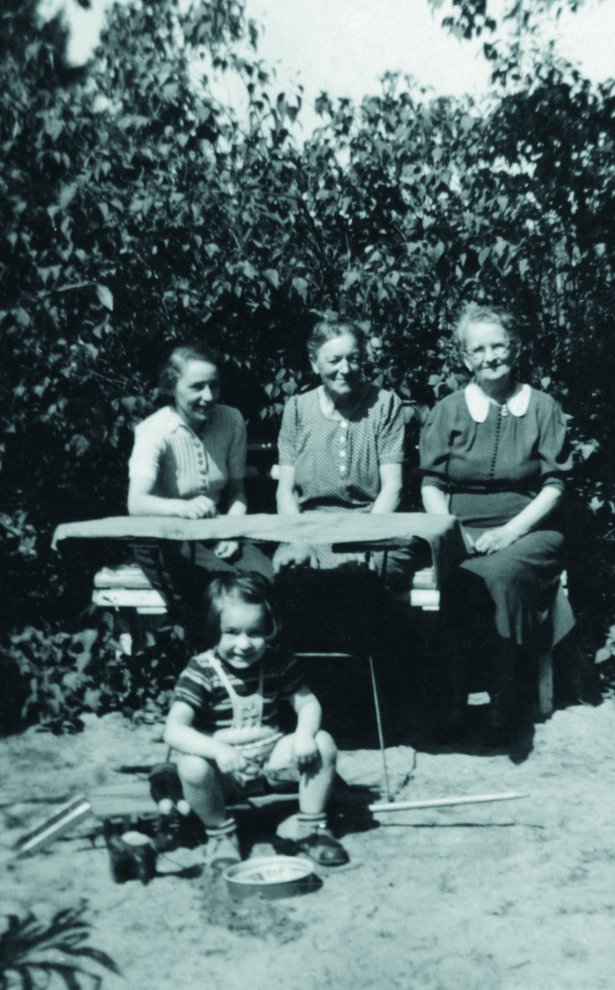 Fotografie: Von links: Alice Nickel, ihre Schwiegermutter Luise Nickel und Martha Viere, vorne: Alice und Willy Nickels Tochter Eva Nickel, 1951