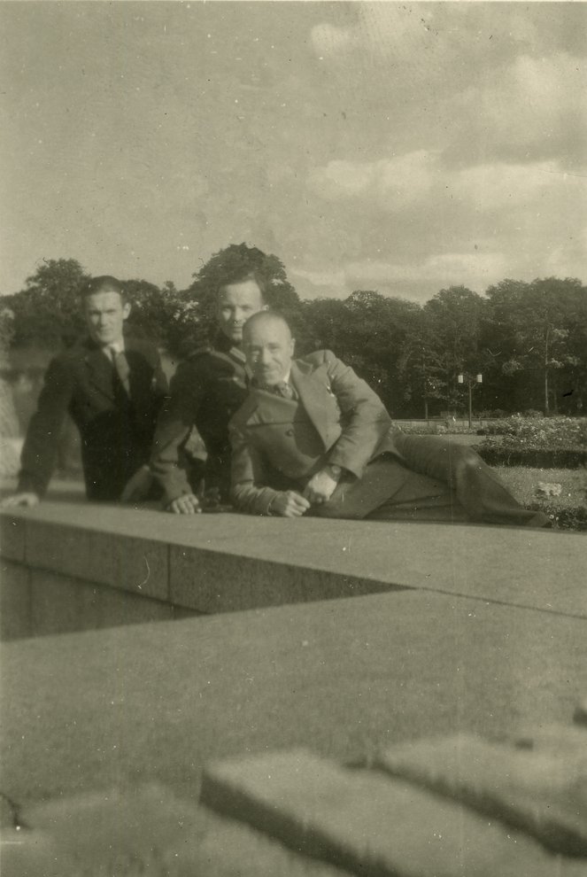 Fotografie: Walter Boldes (rechts), Paul Küster (Mitte) mit ihrem Freund Wilhelm Finger im Berliner Tiergarten, undatiert