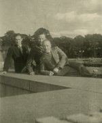 Walter Boldes (rechts), Paul Küster (Mitte) mit ihrem Freund Wilhelm Finger im Berliner Tiergarten, undatiert