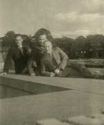 Fotografie: Walter Boldes (rechts), Paul Küster (Mitte) mit ihrem Freund Wilhelm Finger im Berliner Tiergarten, undatiert