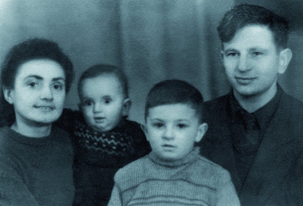 Fotografie: Kama Ginkas (3. von links) mit seinen Eltern Manya und Miron und dem Bruder Fruma, Vilnius 1946