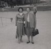 Susanne Altmann (links) und Donata Helmrich, Paris 1954