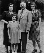 Fotografie: Sofie, Hannelore, Adolf und Ellen Loebl (von links), um 1945