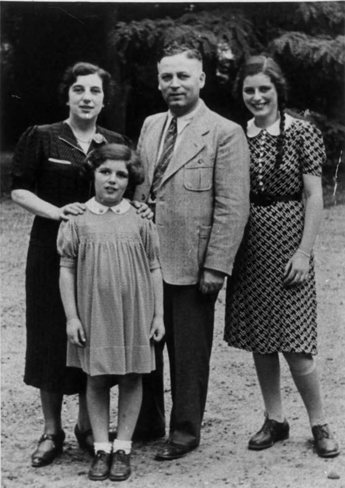 Fotografie: Sofie, Hannelore, Adolf und Ellen Loebl (von links), um 1945