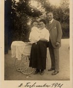Ernst Ludwig with his parents Eva and Martin Ehrlich, 1921.