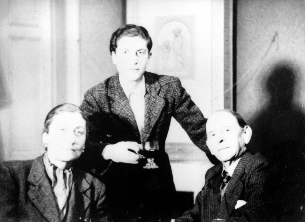 Fotografie: Anja und Julius Friede mit Anja Friedes Sohn Eugen Herman (Mitte) in ihrer Wohnung in der Belle-Alliance-Str. 31, Berlin-Kreuzberg, Silvester 1942