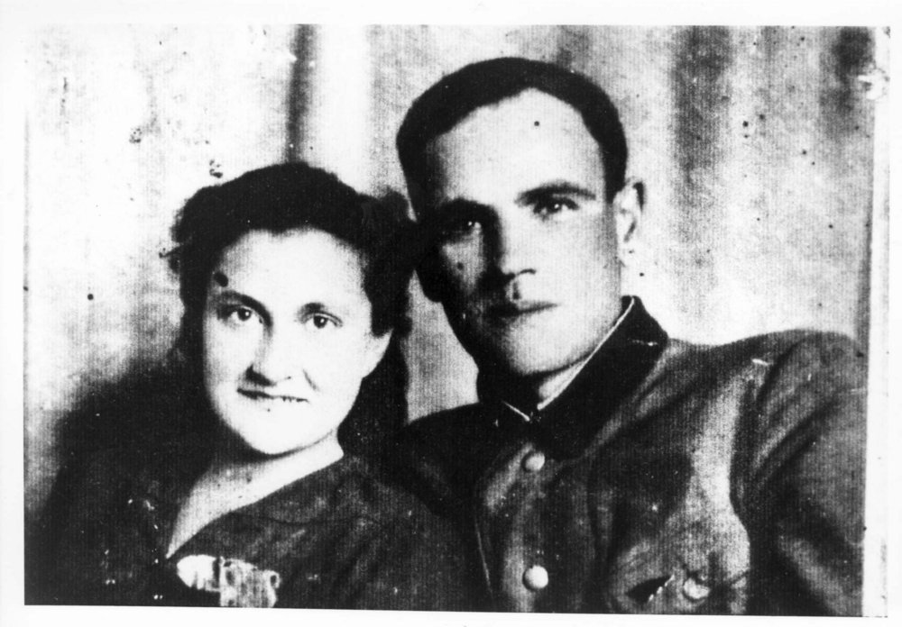 Fotografie: Sus Bielski mit seiner Frau Sonja im Waldlager, 1944