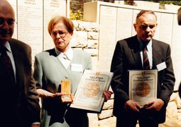 Fotografie: Ursula Beutelsbacher und Walter Holschke (rechts) bei der Ehrung als „Gerechte unter den Völkern“ in der israelischen Gedenkstätte Yad Vashem, 1999