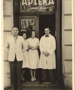 In front of the pharmacy (from left to right): Marceli Grüner, Helena Krywaniuk, Aurelia Danek-Czort, and Tadeusz Pankiewicz, around 1942.