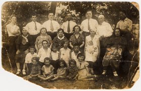 The Ceder family, including Sucher Ceder (back row, 2nd from right), Mania Ceder with baby Irena on her lap (3rd row, 2nd from right), and Sara and Mietek Ceder (2nd row, 4th and 5th from left), Końskie, 1935.