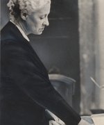 Fotografie: Ella Lingens als Zeugin beim Frankfurter Auschwitz-Prozess, März 1964