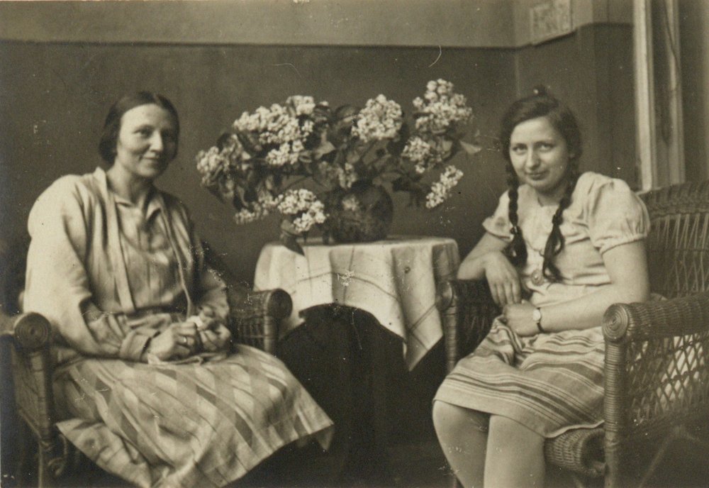 Fotografie: Agnes (links) und Angelika Wendland auf dem Balkon ihrer Wohnung in der Gethsemanestraße, Berlin 1931