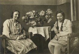 Agnes (links) und Angelika Wendland auf dem Balkon ihrer Wohnung in der Gethsemanestraße, Berlin 1931