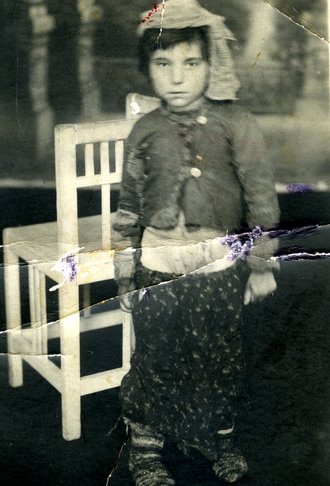 Fotografie: Die von der Romni Hajria Imeri-Mihaljić gerettete Ester (Stela) Acević nach der Befreiung, Pristina 1945