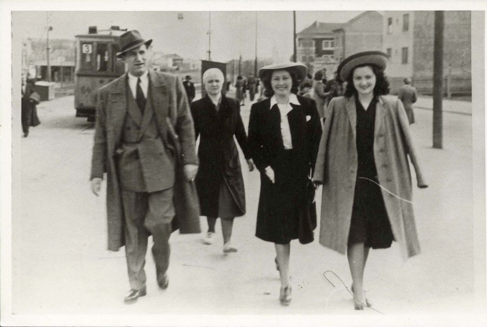 Fotografie: Đina Beritić (2. von rechts) und ihr Sohn Tihomil (links), Zagreb 1942