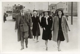 Fotografie: Đina Beritić (2. von rechts) und ihr Sohn Tihomil (links), Zagreb 1942