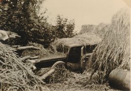Fotografie: Altes Auto als Versteckort auf dem Bauernhof, Foto der deutschen Ordnungspolizei, Oktober 1943