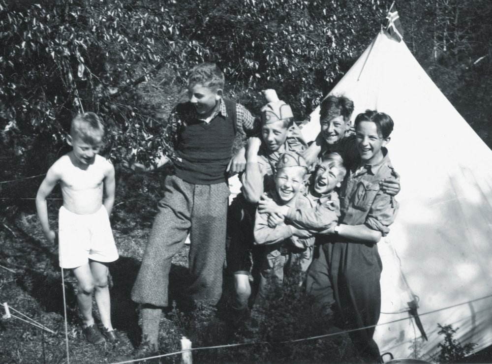 Fotografie: Edgar Brichta (links) bei den Pfadfindern, um 1940. Die Organisation wurde während der Besatzungszeit verboten.
