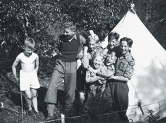 Fotografie: Edgar Brichta (links) bei den Pfadfindern, um 1940. Die Organisation wurde während der Besatzungszeit verboten.