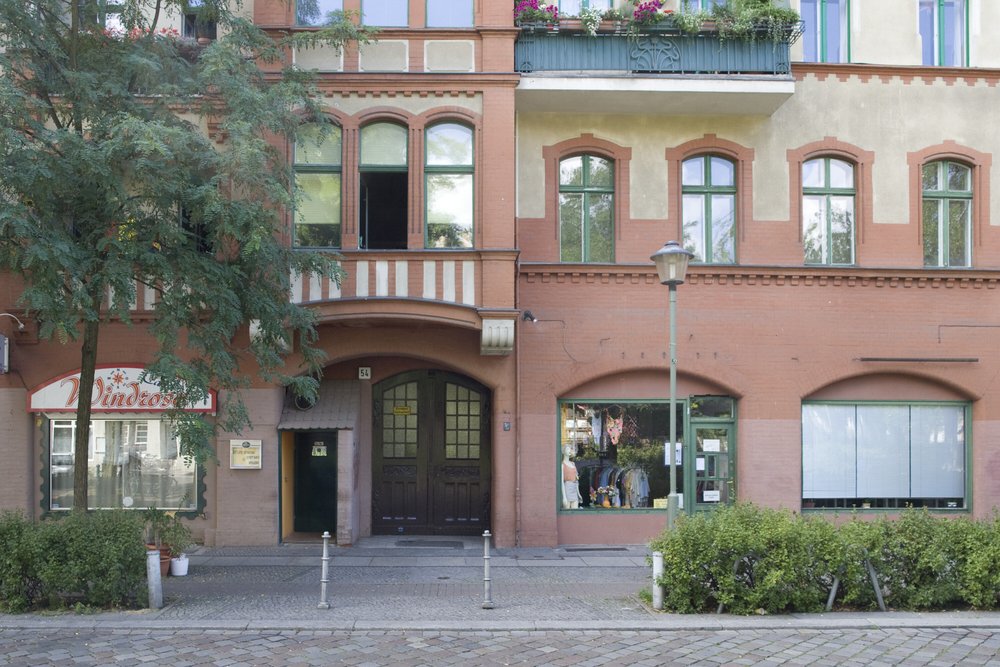Fotografie: Ehemaliges Versteck und Fälscherwerkstatt von Ludwig Lichtwitz und Cioma Schönhaus in der Waldstraße 54 (Laden rechts vom Eingang), Berlin-Moabit 2008
