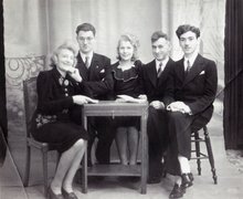 Fotografie: Familie Böhm, Paris 1946, von links: Anna Hager (genannt Tante Nita), Gerhard Böhm, Maria und Josef Böhm, Adolph Böhm