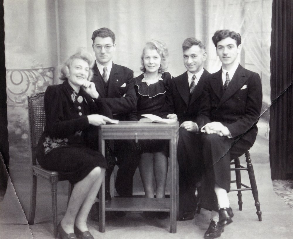 Fotografie: Familie Böhm, Paris 1946, von links: Anna Hager (genannt Tante Nita), Gerhard Böhm, Maria und Josef Böhm, Adolph Böhm