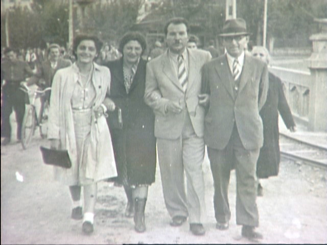 Fotografie: Von links: Erika und Mary Levi, der Helfer Pawel Gerdschikow und Abraham Levi, nach 1944