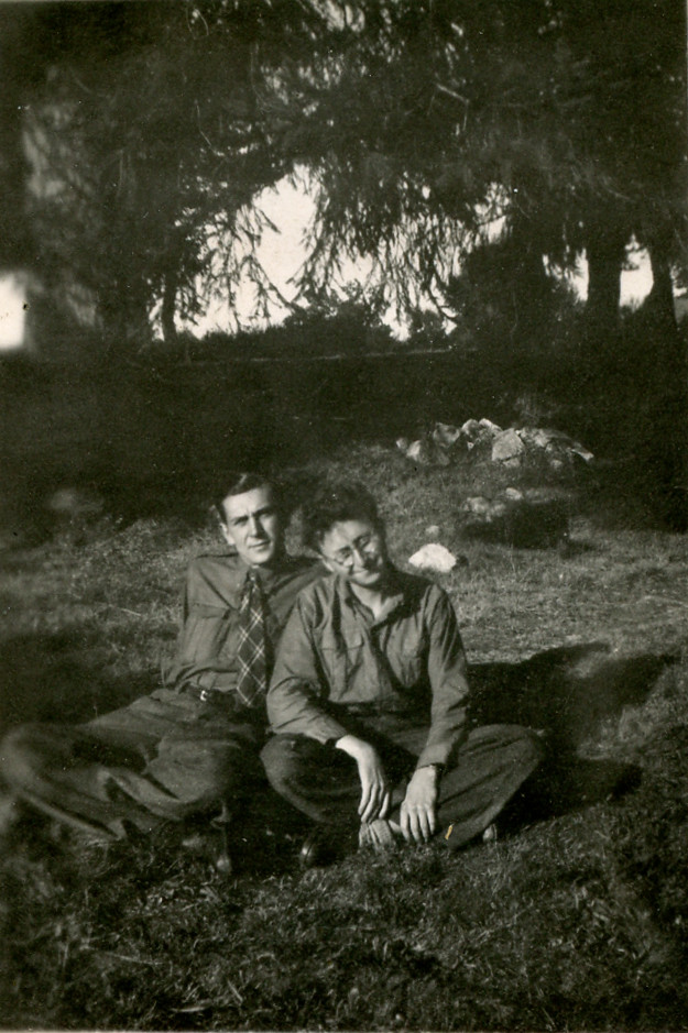 Fotografie: Oscar Rosowsky (rechts) und Samy Charles auf dem Hof der Héritiers in La Fayolle, Le Chambon-sur-Lignon 1944
