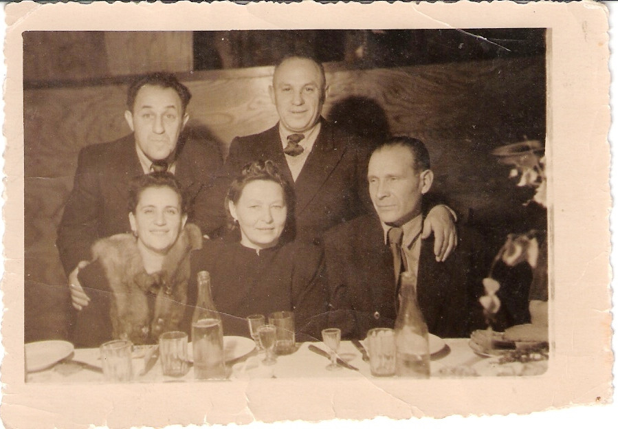 Fotografie: Johanna und Jānis Lipke (vordere Reihe, 2. und 3. von links) mit einigen von ihnen geretteten Jüdinnen und Juden, Riga, Ende der 1940er Jahre